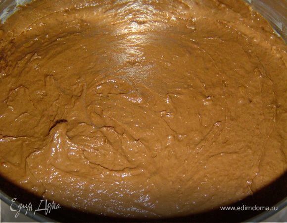 Разъемную форму застилаем пищевой бумагой и выкладываем в нее тесто.Выпекаем 2 коржа при температуре 180гр. 40-45 минут.