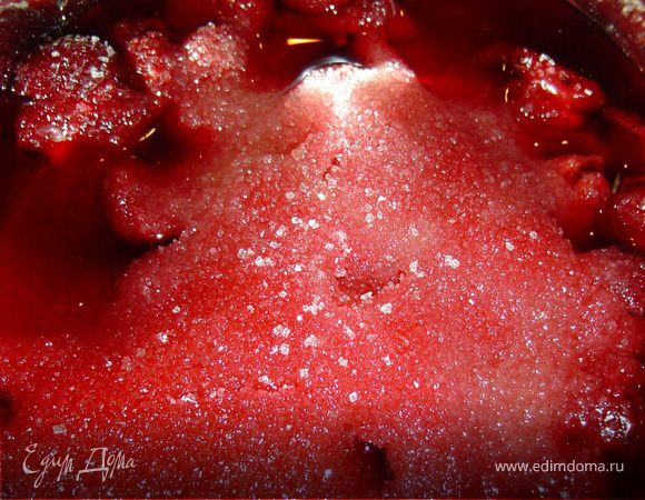 Замороженную вишню засыпаем 200г сахара и даем постоять до оттаивания, затем увариваем на медленном огне минут 15-20.