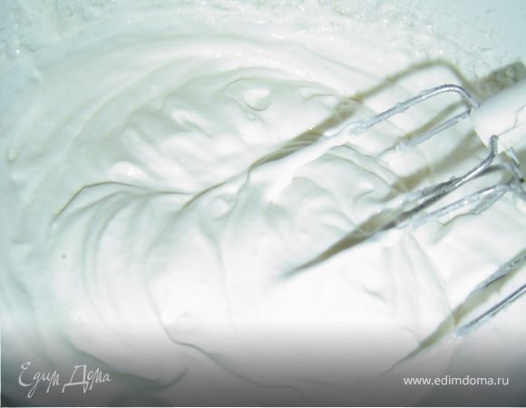 Желтки растираем с сахарной пудрой, затем добавляем молоко с шоколадом, перемешиваем, нагреваем на медленном огне постоянно помешивая, но не доводя до кипения. Убираем крем с огня и добавляем распущенный желатин, постоянно перемешивая до охлаждения.Взбиваем сливки до устойчивых пиков и добавляем к крему, аккуратно перемешивая.