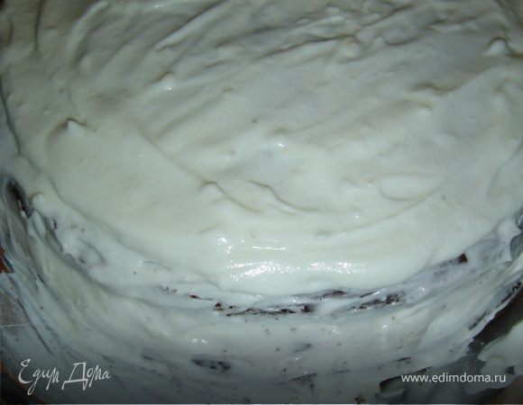 Сверху кладем второй корж, его также смазываем кремом. Также поступаем и с боковой поверхностью. После этого отправляем торт в холодильник на 1 час, а в это время готовим глазурь.