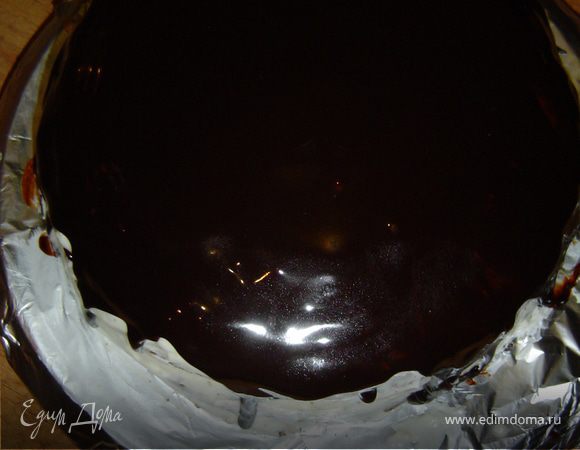 Для этого какао смешиваем с сахаром, добавляем молоко, перемешиваем и ставим на огонь, постоянно помешивая. Когда масса хорошо нагреется, добавляем масло и варим до загустения.
 Торт достаем из холодильника и покрываем глазурью. 