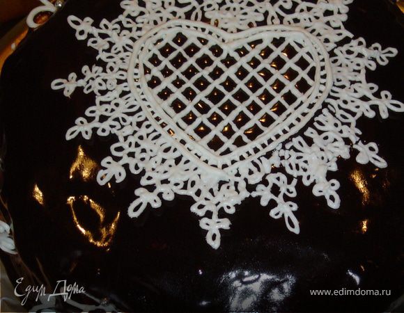 Я украсила его айсинговыми узорами.
Но украсить можно по усмотрению.