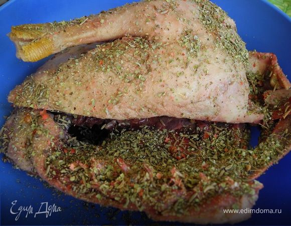 Приготовим специи - ягоды можжевельника раздавим в ступке, добавим тмин, чуть разотрем до появления запаха, туда же бросить розовый перец и майоран и перемешать.
Гуся разделать на достаточно крупные кусочки, натереть специями, залить квасом и поставить в прохладное место. Забыть о нем на сутки (можно на 2-3 дня).