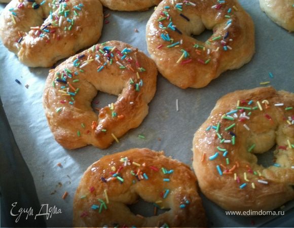 Взбить яйца с сахаром, добавить творог, все взбить в блендере, затем добавить муку, смешанную с разрыхлитем. На столе, присыпанным мукой, скатать руками "колбаску", концы скрепить в "пончик". Выпекать в духовке 25-30 минут при 180 градусах.