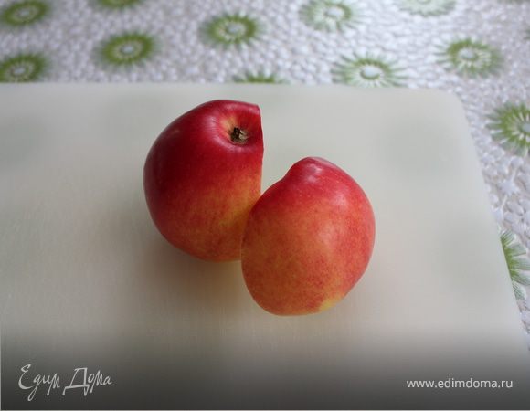 Отрежем нижнюю половину яблока, без сердцевины.