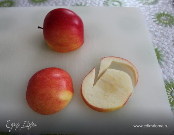 От нее отрежем один круг для вырезания головки с шеей у Лебедя.