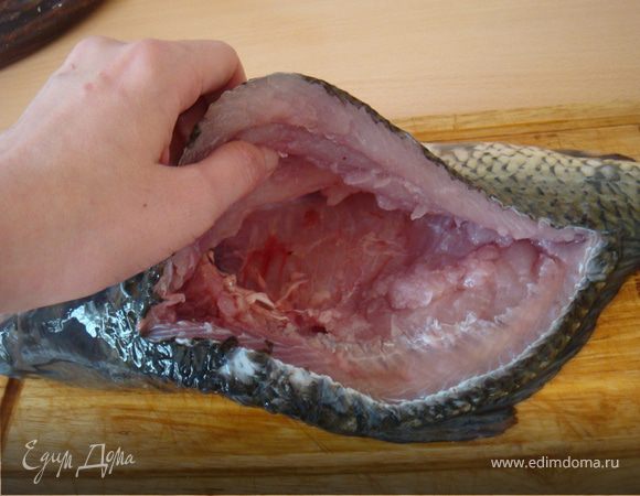 Итак,приступим к разделке рыбки: рыбу я купила свежую-плавала при мне. Рыбку очистить от чешуи. Жабры вырезать-я использую ножницы. Разрезать рыбку по спине вдоль плавников-от головы до хвоста. Медленно продвинаясь ножом внутрь рыбки "скользя по её ребрам до внутренностей. Повторить процедуру с другой стороны хребта. Т.е. мы вырезаем хребет со внутренностями из нашей тушки рыбы. Я пользовалась не только ножом,но и ножницами для удобства. Именно ими я разрезала хребет поперек у головы и хвоста и вырвала его с ребрами, удалила внутренности.
