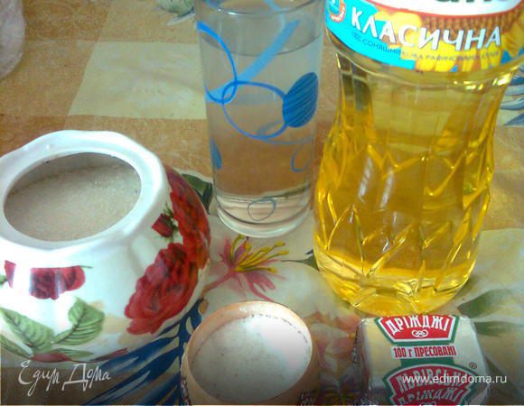 В теплой воде развести дрожжи, добавить сахар, соль, подсолнечное масло, муку немного перемешать и влить стакан кипятка. 