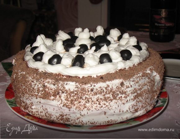 Оба остывшие коржа смазать шоколадной глазурью и дать немного  застыть. Сверху на шоколад выложить начинку. Покрыть взбитыми сливками торт. Украсить шоколадом и вишнями. 
