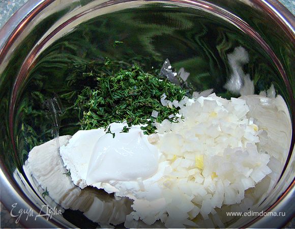 Смешайте творог и сметану. И муку (я не добавляла). Добавьте мелко нарезанный лук и зелень. Я еще добавила орегано.  Все хорошо перемешайте. 