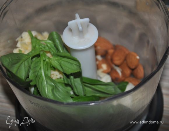 Положить все составляющие в блендер, растереть до однородной массы.