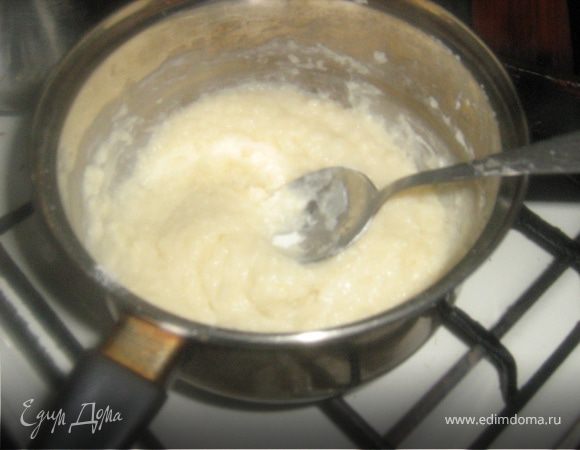 Воду довести до кипения с солью и растительным маслом. Заварить пол стакана муки,добавить сливочное масло, хорошо размешать, чтобы не было комков. Дать остыть.