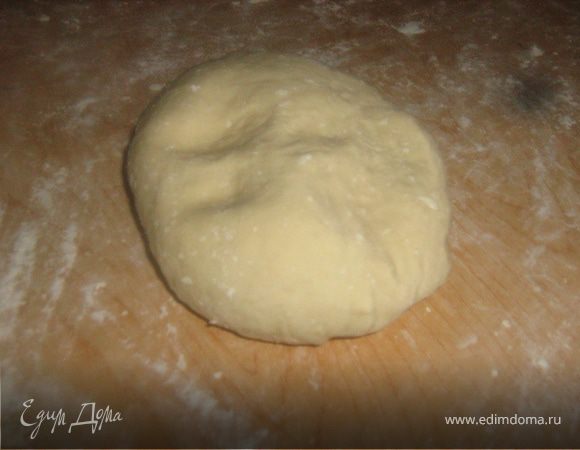 Ввести яйцо, водку, постепенно вмешать  всю муку. Тесто должно быть мягким и эластичным. Оставить на 1 час, накрыв полотенцем (не в холодильнике).