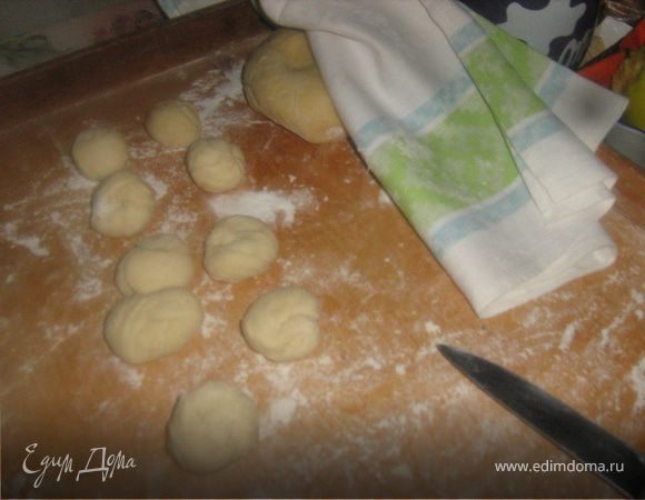 Я готовила маленькие чебуречки. Тесто  разделить на несколько частей, из каждой приготовить небольшие шарики. Раскатать  до 1 мм, на половину выложить фарш, закрепить края.  
