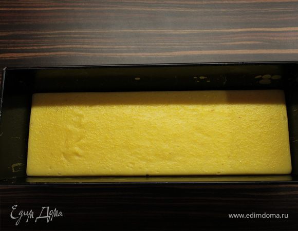 Сварим поленту. В кипящую воду всыпать крупу, постоянно помешивая сварить до готовности. Переложить в смазанную маслом форму и оставить охлаждаться. ( Кстати, после варки я ее взбила в блендере для однородности структуры.)