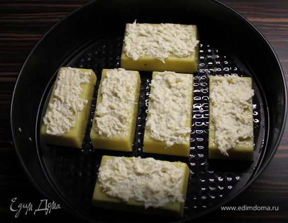 Сверху смазваем соусом из сыра,чеснока и майонеза ( пропорции все по вкусу).