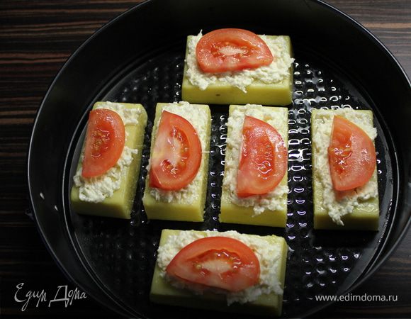 Сверху кладем кусочек помидора.