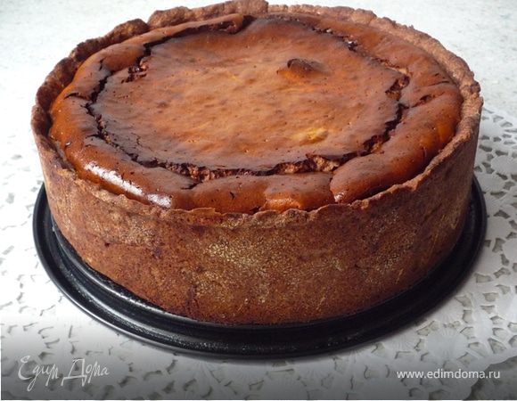 При помощи ножа для чистки овощей сделать из шоколада стружку и поставить в холодное место. При подаче на стол украсить чизкейк этой стружкой. Приятного аапетита!