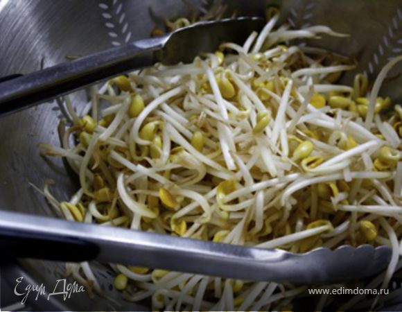 Промыть проростки сои, посыпать солью и дать постоять 10 минут. 
После чего бросаем их в кастрюлю с кипящей водой. Провариваем под крышкой в течение 3 минут, затем сливаем через дуршлаг.