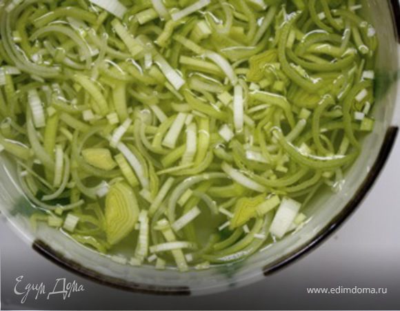 Пока настаивается соя,  тонко нарезаем ломтиками  лук-порей и хорошо промываем от грязи внутри. 
Нарезаем полосками  красный перец 