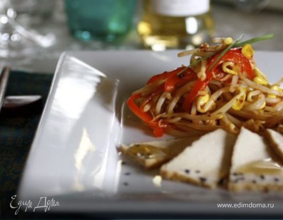 Снять с огня и соединить с проростками сои. Заправить по вкусу приправой к салату. Аккуратно выложить тофу на тарелки, добавить салат и украсить  кунжутными семенами.