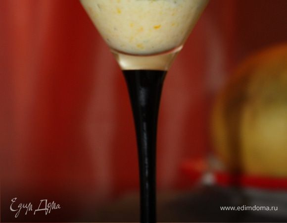 Киви и 4 столовых ложки сахара взбить в блендере. Количество сахара надо отрегулировать самим, у меня киви были кисловатые. Переложить в контейнер и поставить в морозилку на 3 часа. Каждый час перемешивать. Сметану с оставшимся сахаром взбить, добавить цедру апельсина и ванилин. В бокал выкладываем слоями сметанный крем и щербет из киви. Приятного аппетита!