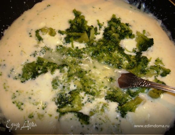 В большом количестве воды отварить брокколи в течении 5 минут.
В то время, когда варится капуста, в сковороду наливаем сливки, выкладываем плавленый сыр и при постоянном помешивании нагреваем до полного растворения сыра. Когда сыр растворится, выкладываем туда брокколи и разминаем до нужной вам консистенции. Я люблю, чтобы были кусочки покрупнее…
