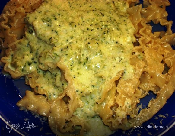 Можно сервировать. Наложить в большие тарелки пасту, залить ее соусом, посыпать тертым на мелкой терке пармезаном и наслаждаться неземным вкусом!!! Приятного аппетита!!!