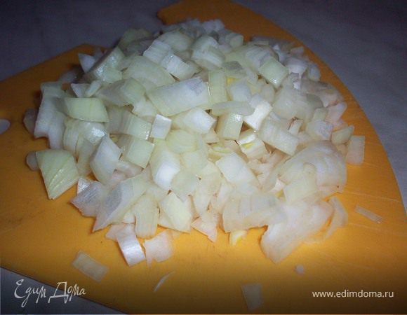 Лук так же нарезать мелким кубиком.