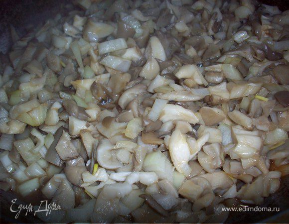 Грибы и лук обжарить на растительном масле слегка присолив и добавив немного соевого соуса. В конце можно добавить немного чеснока.