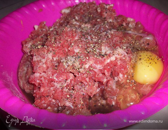 В фарш добавить яйцо, соль, перец, измельченные лук и кабачок. Хорошо вымешать.