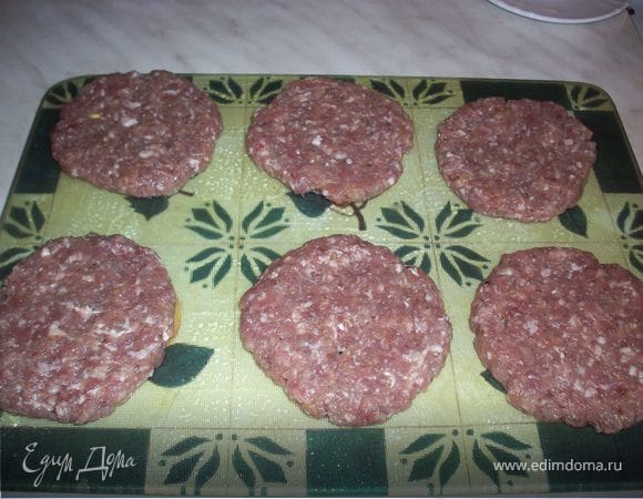 Из готового фарша влажными руками сформовать лепешки толщиной 1,5 см.