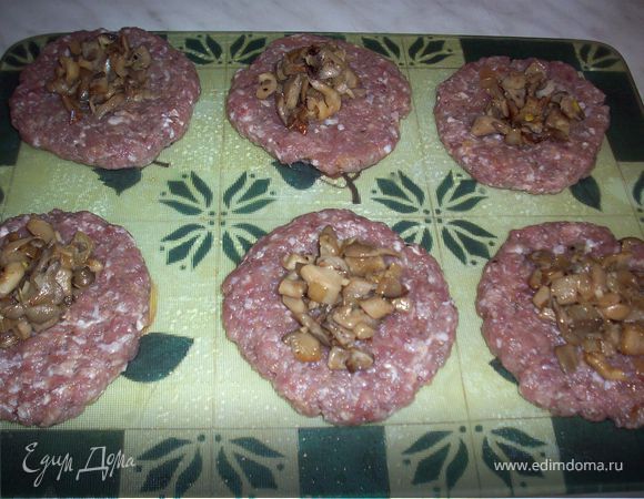 В центр каждой лепешки уложить по одной столовой ложке охлажденной грибной начинки.