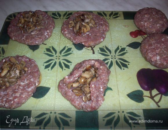 Аккуратно сворачивая края лепешки к центру закрывая начинку сформовать биточки.