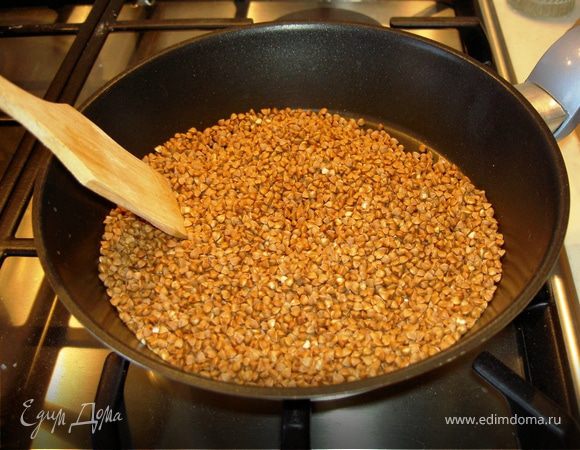 Гречку вымыть и прокалить, постоянно помешивая, на сухой сковороде, 2-3 минуты ( чтобы потом оставлась рассыпчатой, а не превратилась в кашу). В кастрюле вскипятить 1 стакан воды, добавить 0,5 ст. л. растительного масла, щепотку соли и гречку. Довести до кипения, снять пену (если есть конечно), уменьшить огонь и варить до готовности, 10 минут. Дать остыть под крышкой.