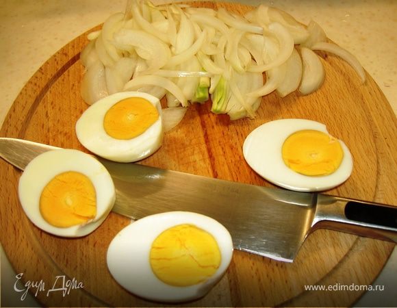 Репчатый лук очистить, нарезать полукольцами. Зеленый лук (петрушку) вымыть и измельчить. Яйца крупно порубить. Разогреть 1,5 ст. л. масла, обжарить репчатый лук в течение 6-7 минут ( не стоит дольше, пусть останется немножко крепким).