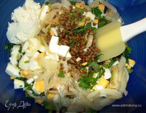 Смешать в миске гречку, репчатый и зеленый лук, яйца, сливочный сыр и хрен. Посолить по вкусу. Я делал два варианта начинки. Вторая специально для Ульяны : без хрена и вместо зеленого лука - петрушка.  Оба варианта хороши.