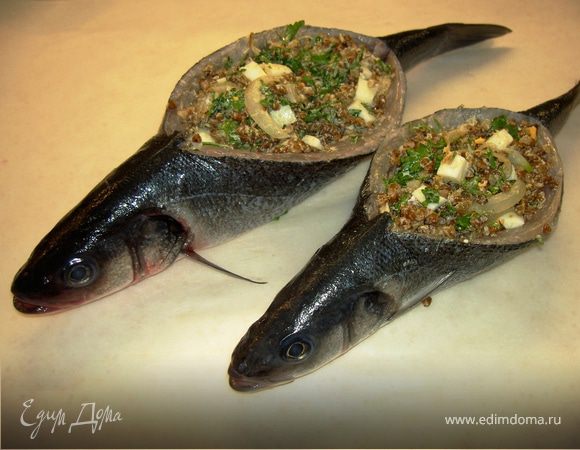 Положить рыбу на брюшко и нафаршировать получившейся смесью