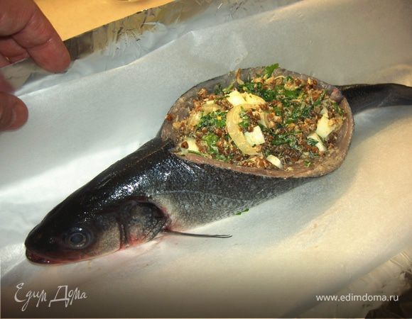 Каждую рыбу завернуть в фольгу, выложить на противень и поместить в разогретую до 180С духовку на 20-25 минут.