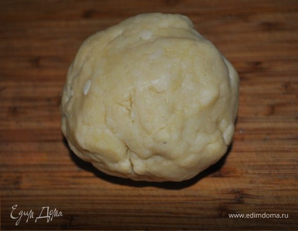 Масло растереть с мукой в крошку, добавить соль, сахарную пудру, желток, 1-2 ст.л. воды и замесить мягкое, эластичное тесто. Положить в холодильник на 20 минут.