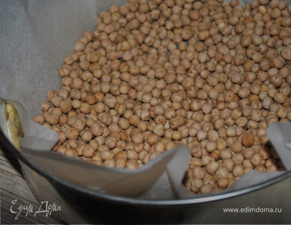 Тонко раскатать и выложить в разъемную форму диаметром 24 см, сделав бортики, наколоть в нескольких местах вилкой и и поставить в холодильник еще на 10 минут.
Духовку нагреть до 190 гр, выпекать тесто слепым методом 15-20 минут.