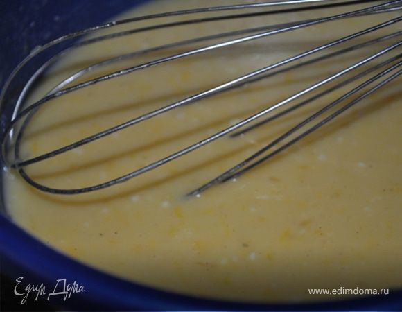 Тем временем приготовить начинку: смешать в миске все составляющие до однородной массы.