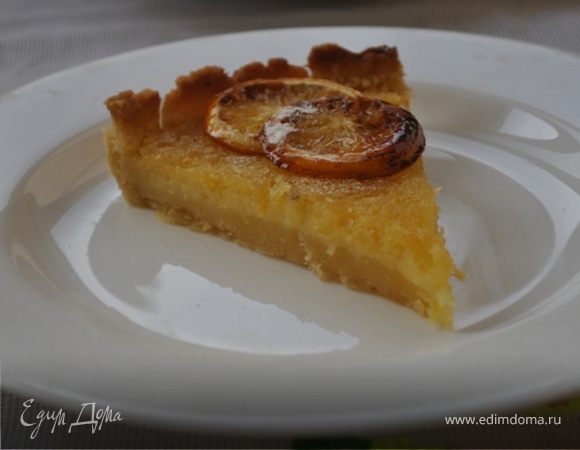 Вылить начинку на подготовленное тесто и выпекать 15-20 минут. 
Остудить на решетке.
Украсить пирог можно карамелизированными лимонными дольками. Для этого нужно нарезать тонко лимон, каждую дольку обвалять в сахарной пудре и запечь под грилем до румяного цвета.