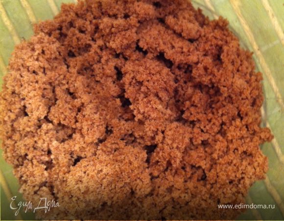 измельчить бисквит. Ручной блендер подойдет.