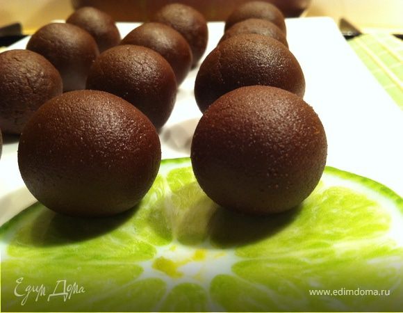 Шоколад растопить на водяной бане. В СВЧ тоже можно. Я лично не приветствую микроволны вообще, поэтому -водяная баня! Смешать бисквит, шоколад и ликер. Если не хотите с ликером- можно добавить столовую ложку лимонного или апельсинового сока. Сформировать шарики размером с грецкий орех.