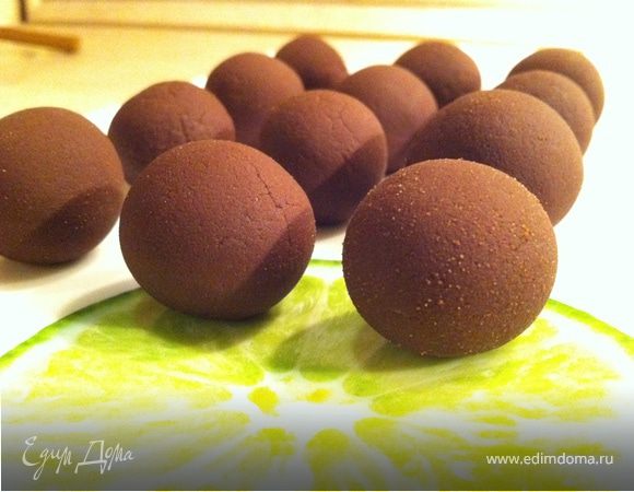 отправить в холодильник минут на 20. потом можно хранить при комнатной температуре, как обычные конфеты.