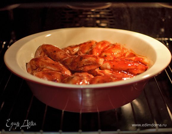 Смешать аджику с медом и в этом маринаде замариновать крылышки на 2 часа (под пресс). Затем выложить в форму, залить маринадом и запекать в духовке при 190 градусов 30-40 минут (зависит от духовки), иногда поливая образующимся соком.