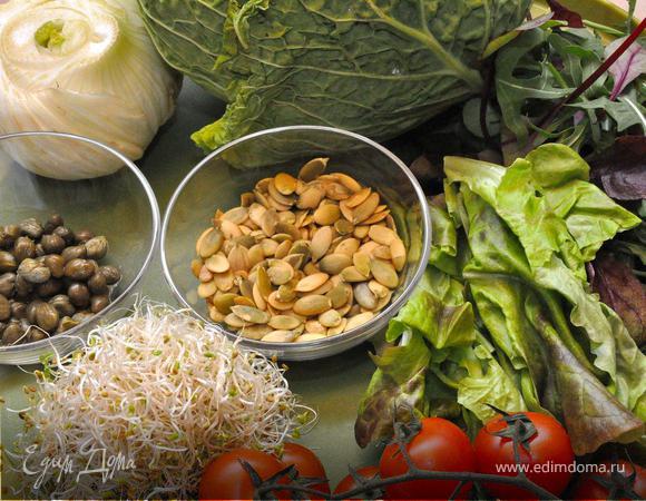 Фенхель нарезать кольцами и вместе с листьями савойской капусты припустить в кипятке минут 5. После чего откинуть на дуршлаг, слегка обсушить и остудить.