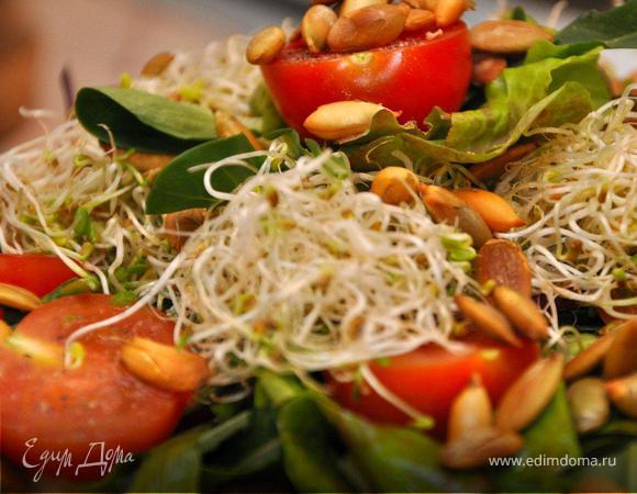 Теперь украшаем салат половинками помидорок, ростками люцерны и поджаренными тыквенными семечками. Еще чуток соли, перца, лимонного сока и оливкового масла.
Подаем салат с поджаренными зерновыми тостами. 
Этот салат очень вкусный и необычный, он прекрасно разнообразит ваше постное меню! Поститесь приятно!
