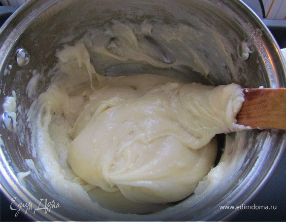 Сделаем заварное тесто:
Вскипятить воду, добавить масло, соль, сахар. Дать маслу раствориться и опять вскипятить массу. Всыпать муку и интенсивно перемешать (заварить) тесто до образования однородной массы. Дать остыть минут 5-10 и по одному ввести яйца, каждый раз размешивая до однородности.